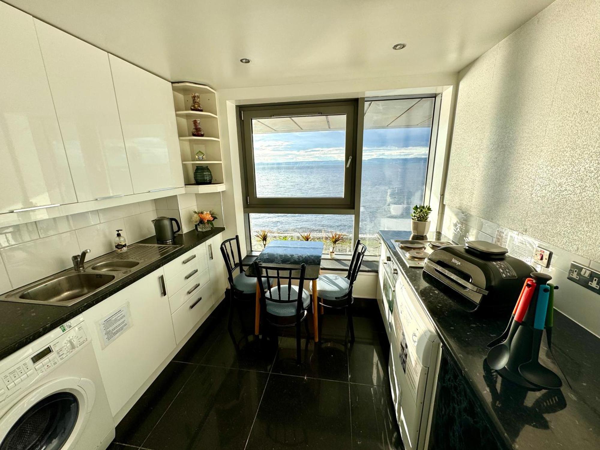Ocean Park Apartments - Oceanfront - Free Parking And Fast Wifi 爱丁堡 外观 照片