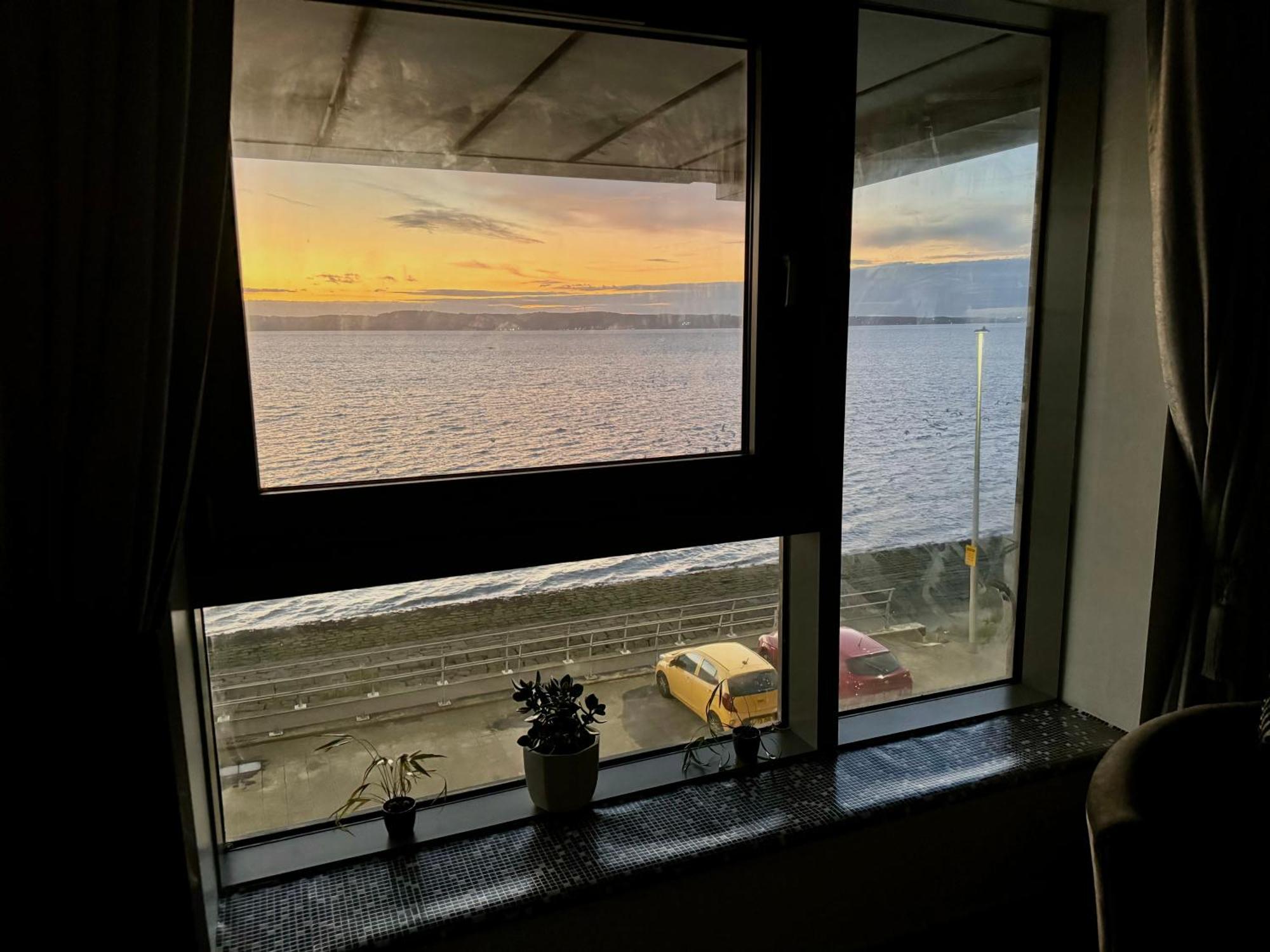 Ocean Park Apartments - Oceanfront - Free Parking And Fast Wifi 爱丁堡 外观 照片